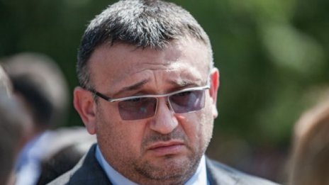 Пожарни до нивите по време на събирането на реколтата 