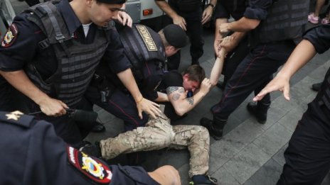 Руски блогър с туит срещу деца на полицаи, извършили насилие