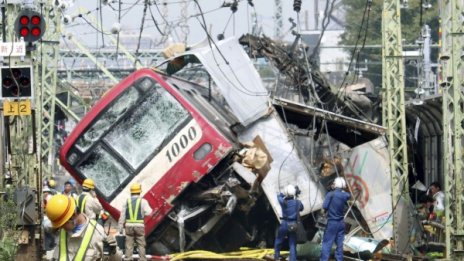 Най-малко 30 пострадали при удар на влак и камион в Япония