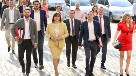 Нинова и Добрев регистрираха БСП в ЦИК за местните избори