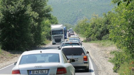 Засилен трафик през граничните пунктове със Сърбия и Гърция