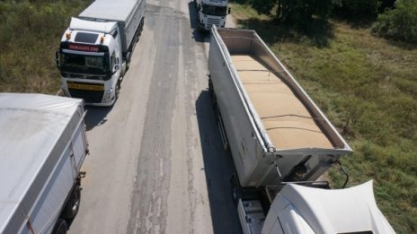 Спират камионите над 12 т по магистралите утре