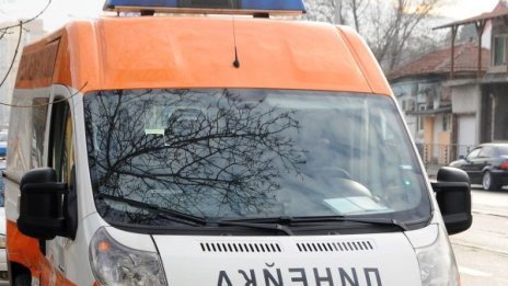 Двама са с опасност за живота след тежка катастрофа