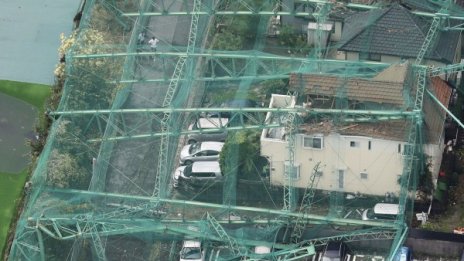Тайфун блокира 17 000 души с часове на летище Нарита в Токио