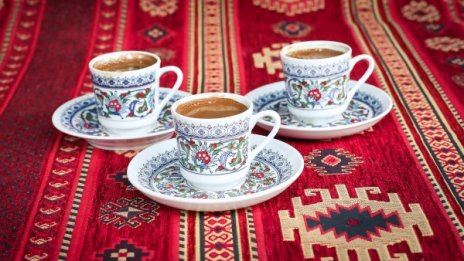 Данъчни пиха кафе и сок, после затвориха заведението 