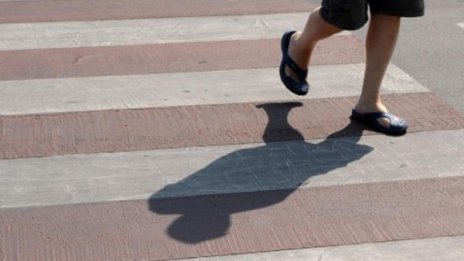 Моторист блъсна жена на пешеходна пътека във Велико Търново