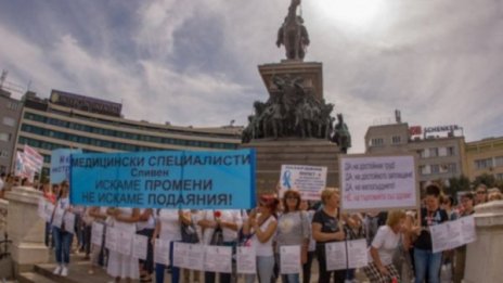 Медсестрите разпънаха палатка до парламента