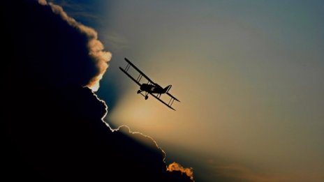 Свещеник бори алкохола със светена вода от самолет