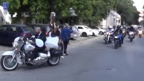 Рев на мотори вместо клаксони: Първата рокерска сватба в Пловдив
