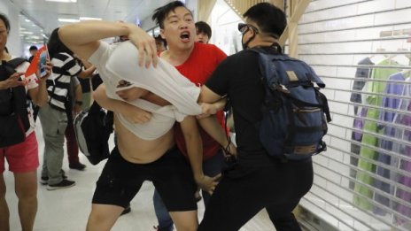 Отново сблъсъци в Хонконг. Този път в търговски център