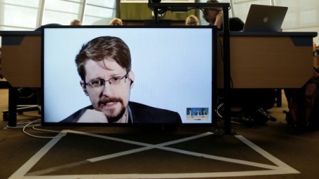 Сноудън иска убежище във Франция, чака решението на Макрон 