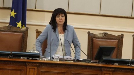 Колата на НСО с Караянчева катастрофира, шефката на НС не e пострадала 