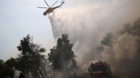 Голям пожар върлува край Атина