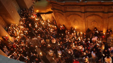 В кадър: Благодатният огън слезе в Йерусалим