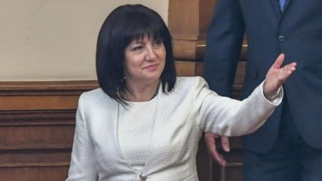 Караянчева е оперирана след катастрофата, добре е