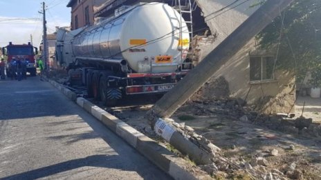 Бременна жена и малко дете били в къщата, ударена от ТИР