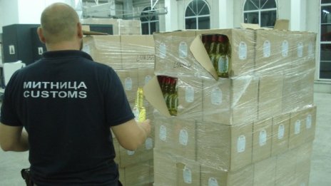 Митничари спипаха близо тон спирт и половин тон ракия