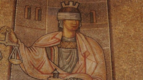 Съдът в Бургас осъди условно мъж, пребил сестра си до смърт