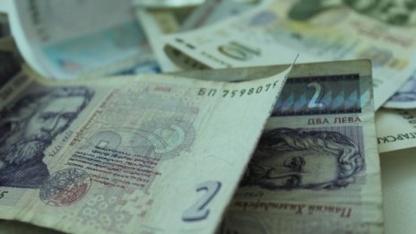 Пенсионерка остави 5 бона и злато до жп гара