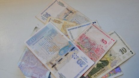 Скъпи телефони, лаптопи... длъжниците - най-вече младите и образовани 