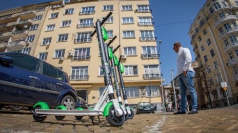Шофьорите на тротинетки - с книжка, каска и светлоотразители