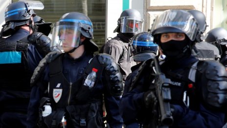 Мъж се вряза с колата си в джамия във френски град 