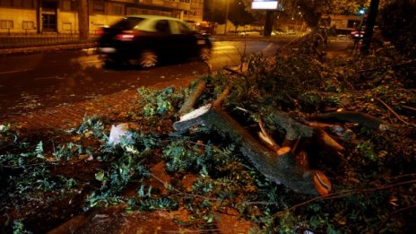 Наводнени улици, спряно електричество след тайфуна Тапах