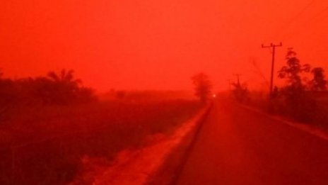 "Това не е Марс, а Ямби..." – небето в Индонезия стана кърваво червено