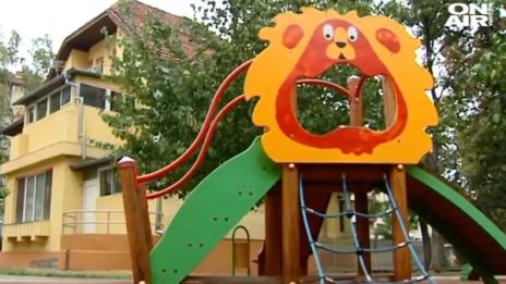 В столична забавачка: Шкаф почти остави момиченце без пръсти 