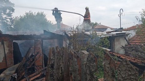 Пожар изпепели къща, търсят психично болен 