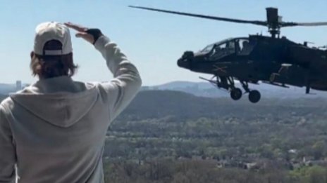 Странно: Военни хеликоптери прелетяха над имението на Кид Рок, той им маха ВИДЕО