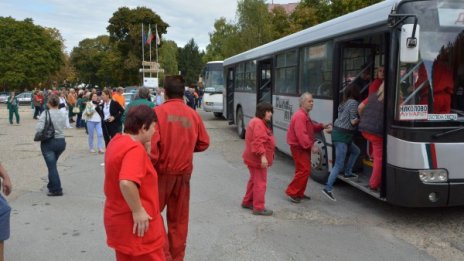 Огънят в "Дунарит" гори в силно запалим цех, тръгнал от казан