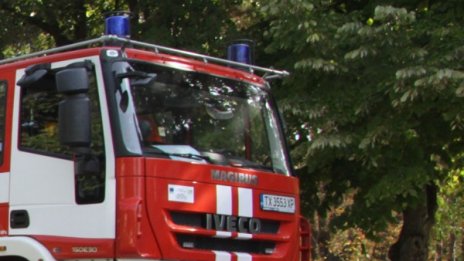 Гледат с дронове кога да влязат огнеборците в "Дунарит"