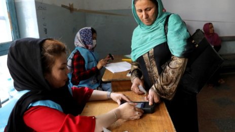 Афганистанската избирателна комисия загуби връзка с 870 секции