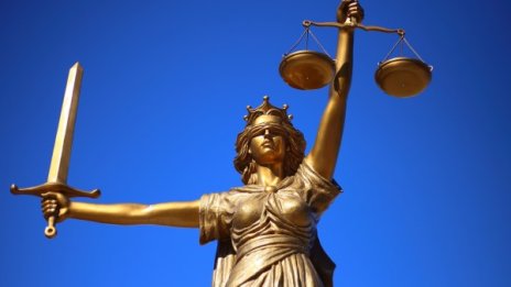 18 г. затвор за шофьор, помел бременна и детето й на пътя