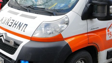 Кола се обърна в двора на кметство, трима пострадаха