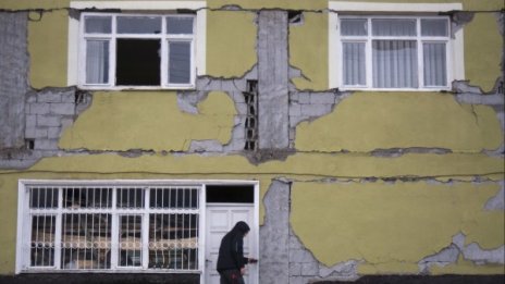 Десетки училища в Истанбул затворени заради земетресението