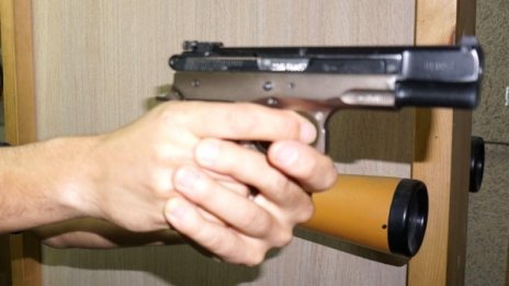 Млад мъж плаши шофьори с газов пистолет 