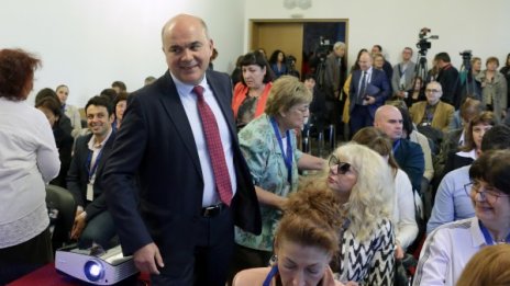 Родителите изоставили бебето си заради тормоз от роднини
