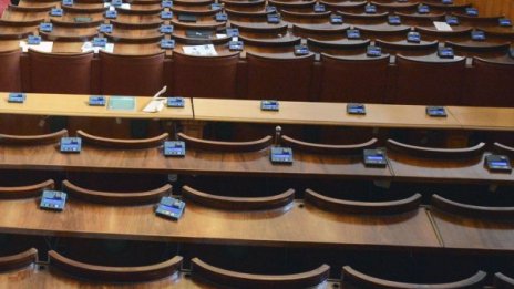 Депутатите запразниха от петък, не събраха кворум