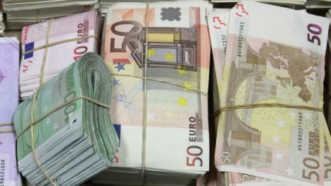 За 30 минути: Крадец отмъкна 5000 евро от паркирана кола
