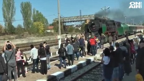 С парен локомотив: Царският влак пътува от София до Кюстендил