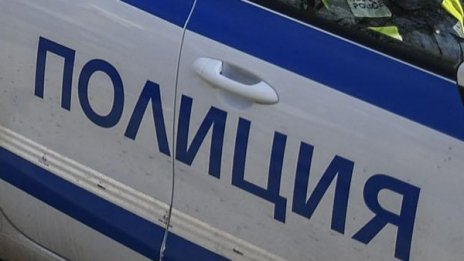 Млад шофьор помете на пътя велосипедист