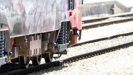 Двама машинисти пострадаха при сблъсък на локомотив с влекач