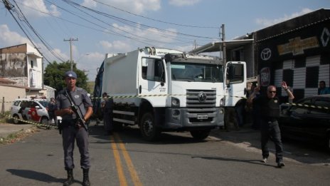 Бразилски полицаи убиха трима след зрелищен обир 