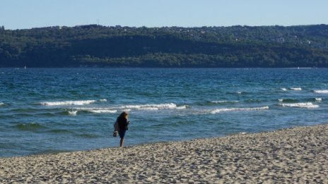 Мъгливо на места сутринта, после слънцето се показва 