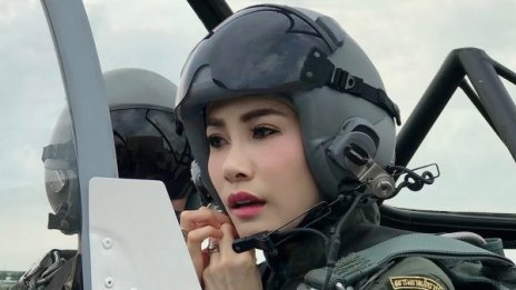 Кралят на Тайланд наказа втората си съпруга за нелоялност 