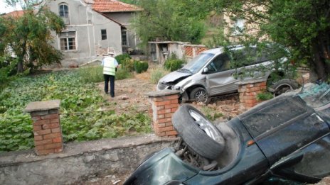 23-годишна блъсна три коли и се "паркира" в двор на къща 