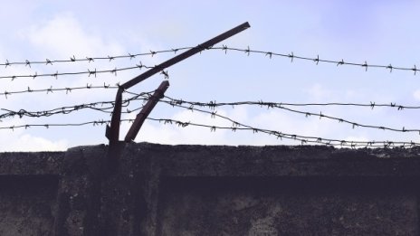 Младеж влезе в затвора... За да спечели обратно гаджето си!