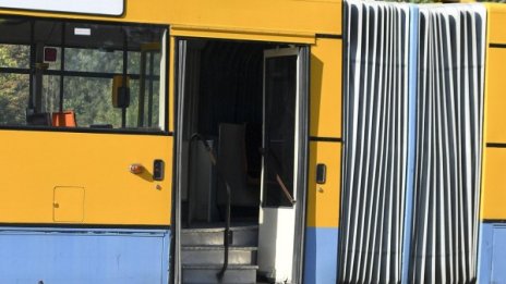 Мъж се удари в тролейбус в Русе и загина